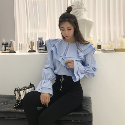 Μοντέρνα γυναικεία μπλούζα με βολάν σε λευκό και μπλε χρώμα