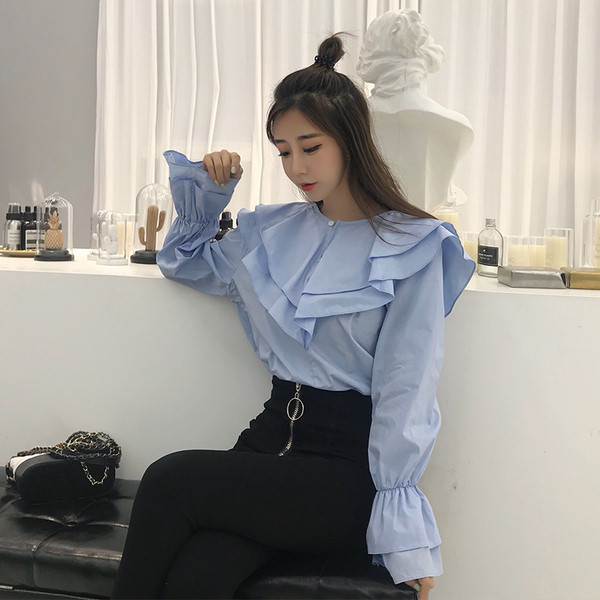 Μοντέρνα γυναικεία μπλούζα με βολάν σε λευκό και μπλε χρώμα