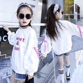 Bluză albă modernă cu panglică și inscripție