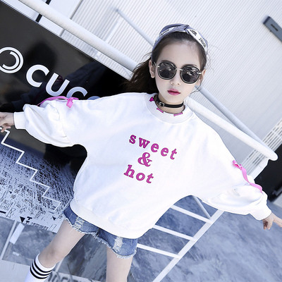 Bluză albă modernă cu panglică și inscripție