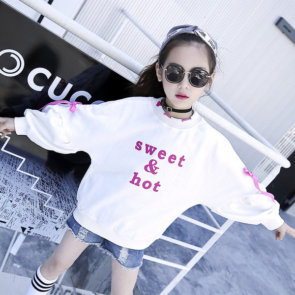 Bluză albă modernă cu panglică și inscripție