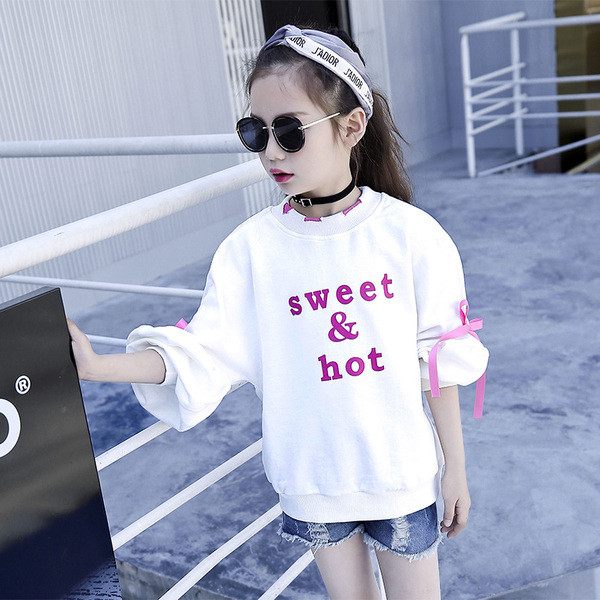 Bluză albă modernă cu panglică și inscripție