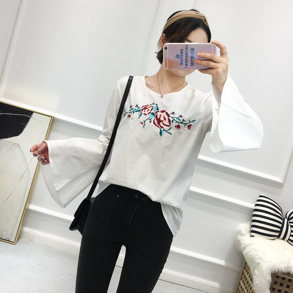 Cămașă modernă de damă cu broderie colorată și mâneci lotus în alb