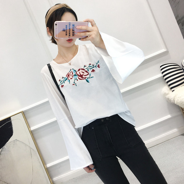 Cămașă modernă de damă cu broderie colorată și mâneci lotus în alb