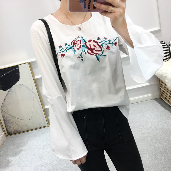 Cămașă modernă de damă cu broderie colorată și mâneci lotus în alb