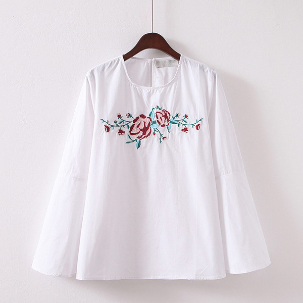 Cămașă modernă de damă cu broderie colorată și mâneci lotus în alb