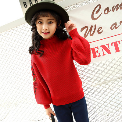 Детски пуловер с висока яка и цветна бродерия