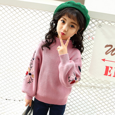 Детски пуловер с висока яка и цветна бродерия