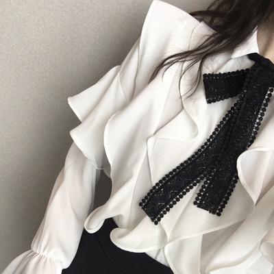 Cămașă elegantă de damă cu volane și panglică în alb