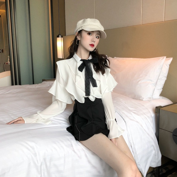 Cămașă elegantă de damă cu volane și panglică în alb