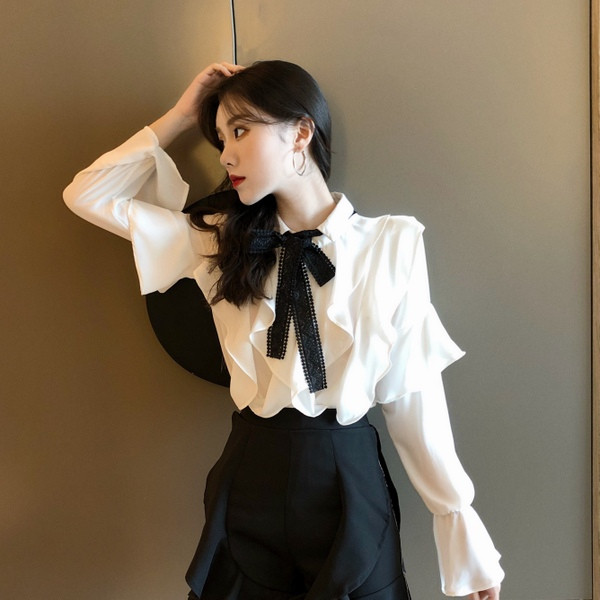 Cămașă elegantă de damă cu volane și panglică în alb