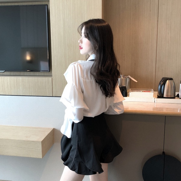 Cămașă elegantă de damă cu volane și panglică în alb