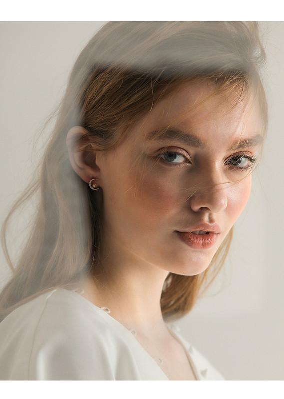 Cercei mici de dama cu pietre de culoare aurie