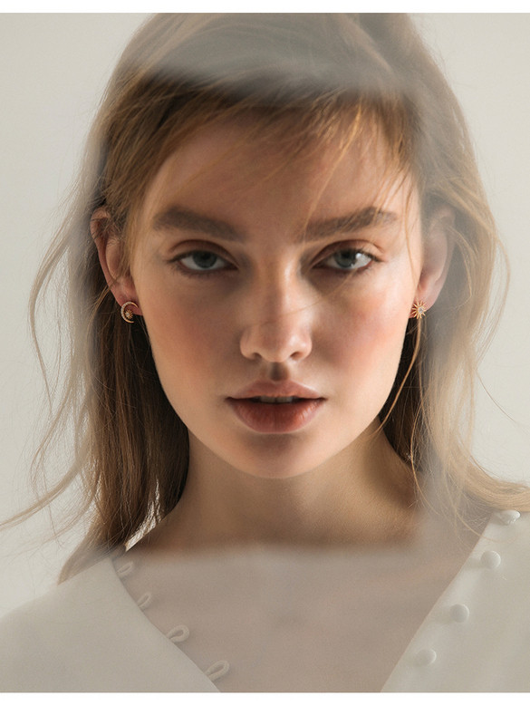 Cercei mici de dama cu pietre de culoare aurie