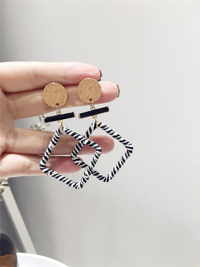 Cercei moderni de dama in doua modele