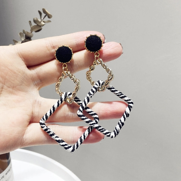 Cercei moderni de dama in doua modele