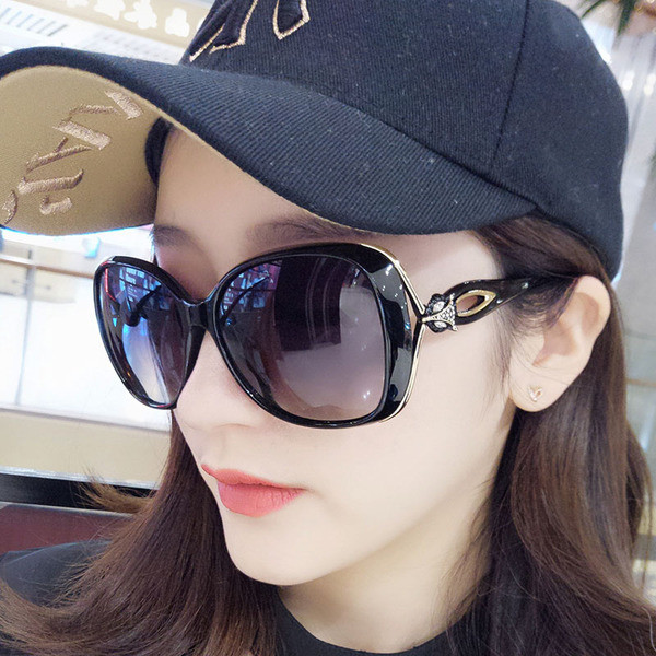 Ochelari moderni de dama in mai multe culori cu o rama interesanta