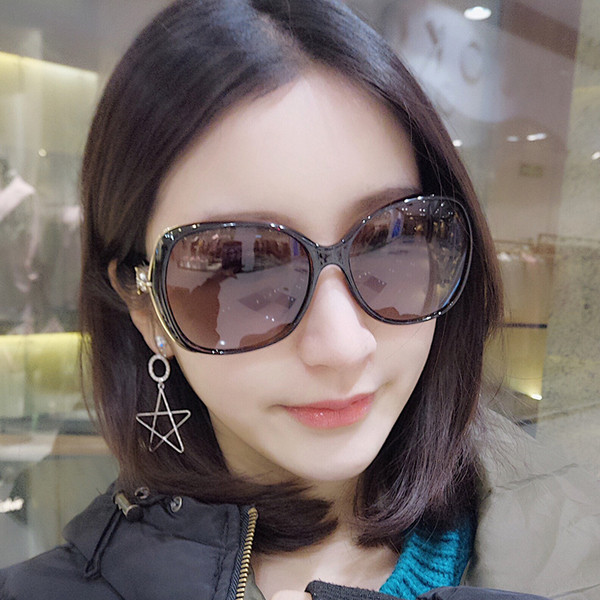 Ochelari moderni de dama in mai multe culori cu o rama interesanta