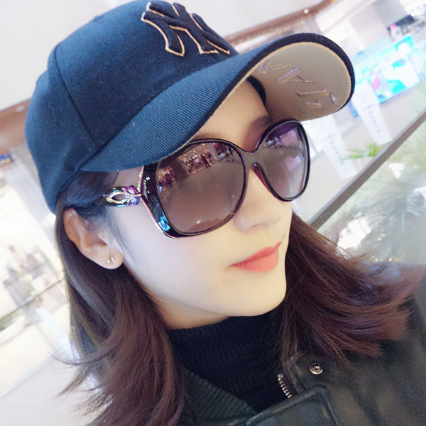 Ochelari moderni de dama in mai multe culori cu o rama interesanta