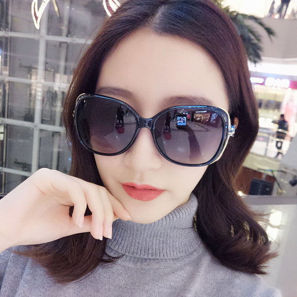 Ochelari moderni de dama in mai multe culori cu o rama interesanta