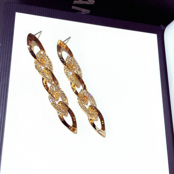 Cercei eleganti de dama cu pietre decorative in doua culori