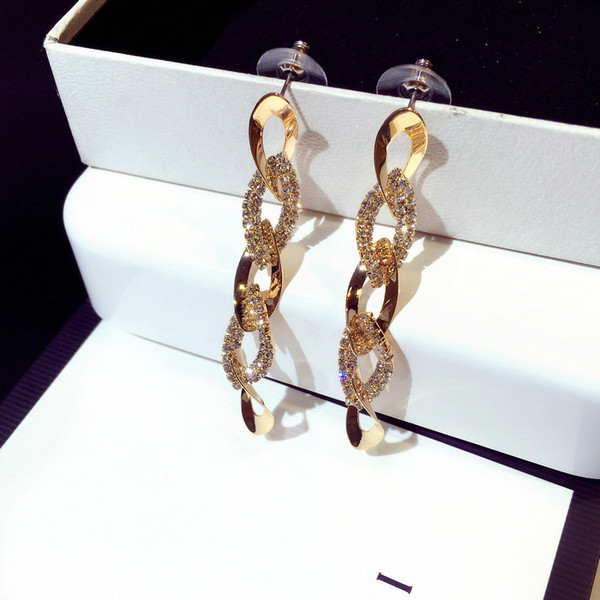 Cercei eleganti de dama cu pietre decorative in doua culori