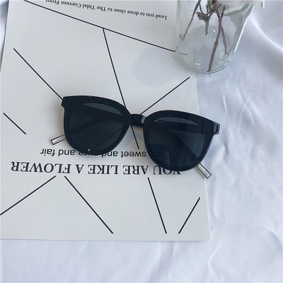 Ochelari de soare moderni pentru femei în cinci culori