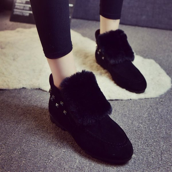 Σύγχρονα γυναικεία μποτάκια και μεταλλικά στοιχεία σε οικολογικό σουέτ σε τρία χρώματα