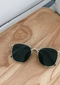 Aктуални дамски слънчеви очила в три цвята