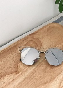 Aктуални дамски слънчеви очила в три цвята