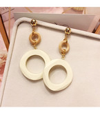 Дамски модерни обеци в бял цвят