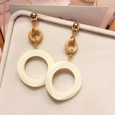 Дамски модерни обеци в бял цвят