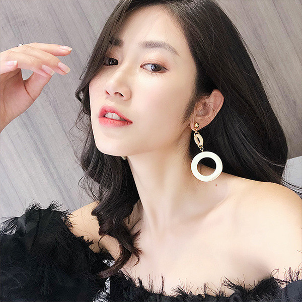 Дамски модерни обеци в бял цвят