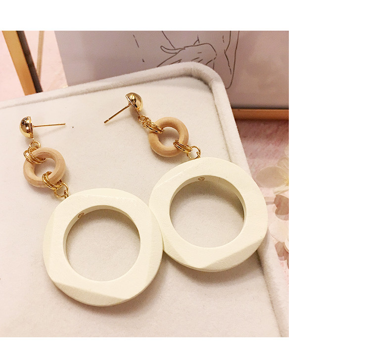 Дамски модерни обеци в бял цвят