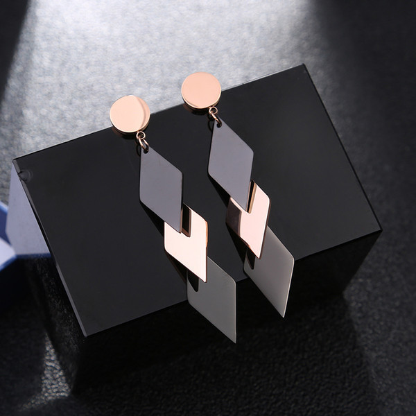 Cercei eleganti de dama de culoare inchisa