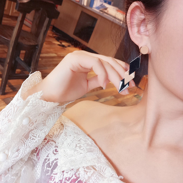 Cercei eleganti de dama de culoare inchisa