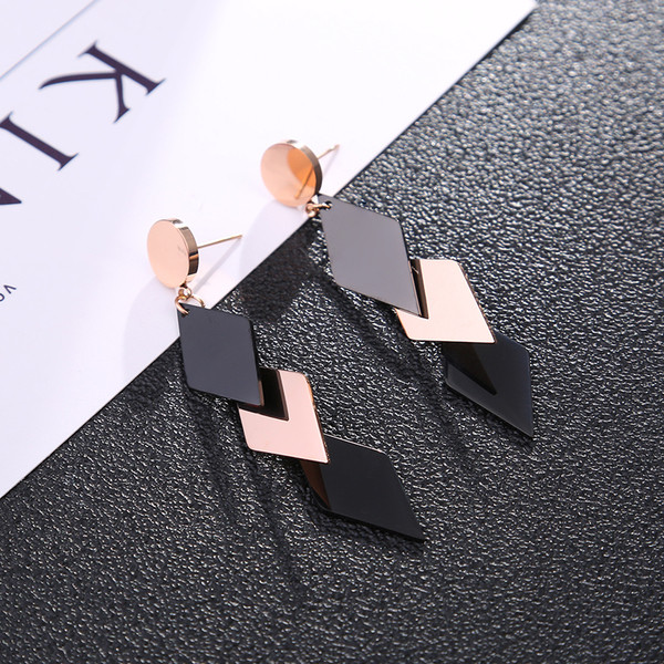 Cercei eleganti de dama de culoare inchisa