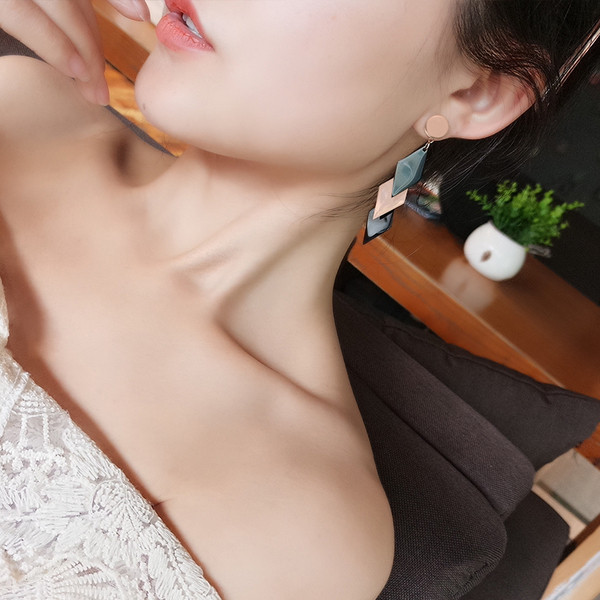 Cercei eleganti de dama de culoare inchisa