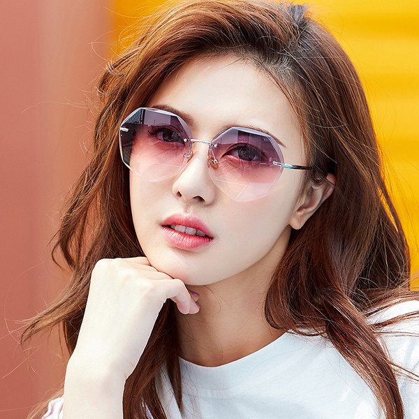 Ochelari de soare actuali de dama cu rama subtire