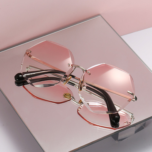Ochelari de soare actuali de dama cu rama subtire