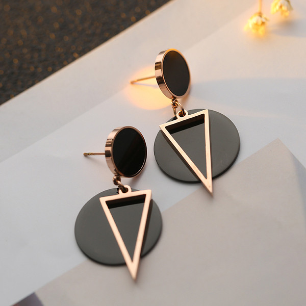 Cercei moderni de dama de culoare neagra