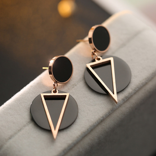 Cercei moderni de dama de culoare neagra