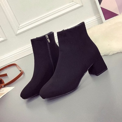 Μοντέρνες γυναικείες μπότες σε οικολογικό σουέτ σε δύο χρώματα