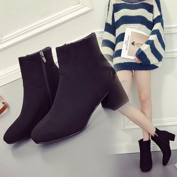 Μοντέρνες γυναικείες μπότες σε οικολογικό σουέτ σε δύο χρώματα