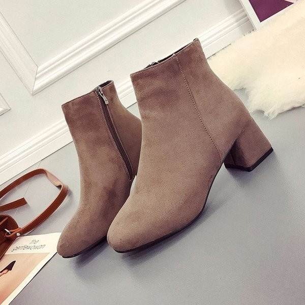 Μοντέρνες γυναικείες μπότες σε οικολογικό σουέτ σε δύο χρώματα