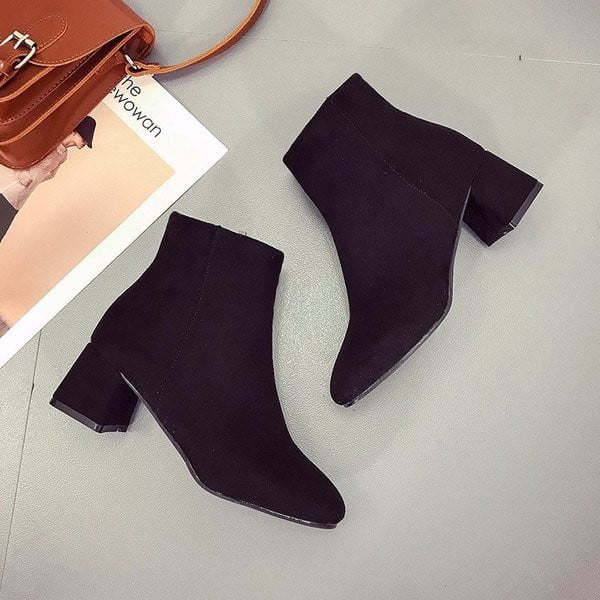 Μοντέρνες γυναικείες μπότες σε οικολογικό σουέτ σε δύο χρώματα