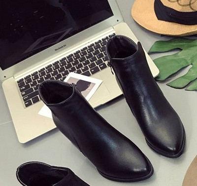 Κομψές γυναικείες μπότες σε δύο σχέδια - σαφές μοτίβο