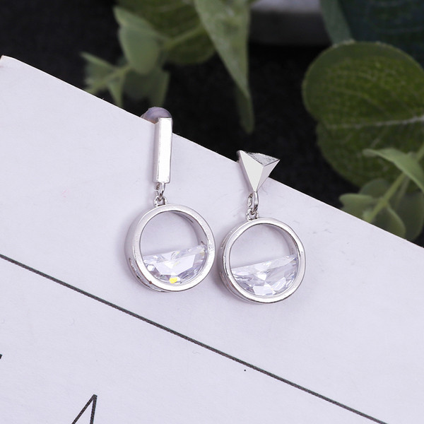 Cercei mici eleganti de dama