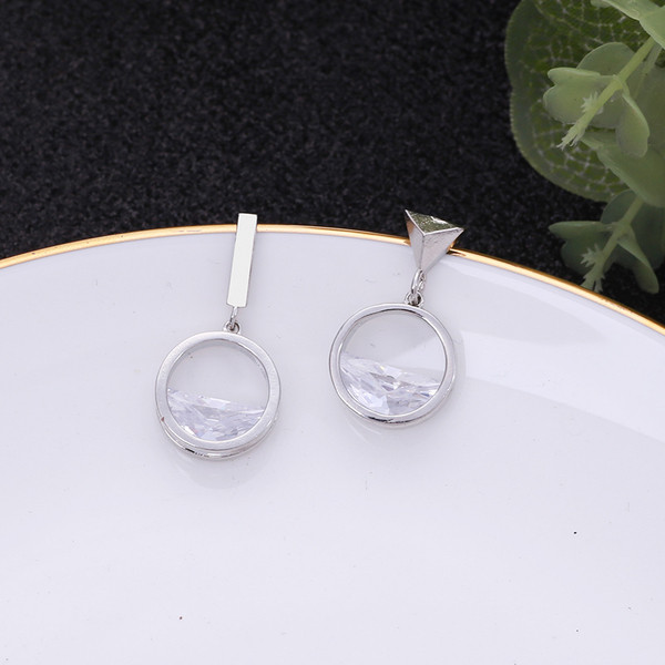 Cercei mici eleganti de dama