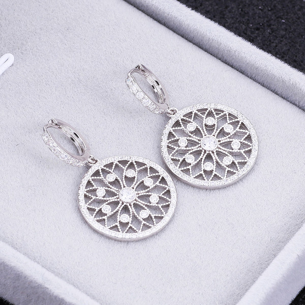 Cercei mici de dama de culoare argintiu si auriu